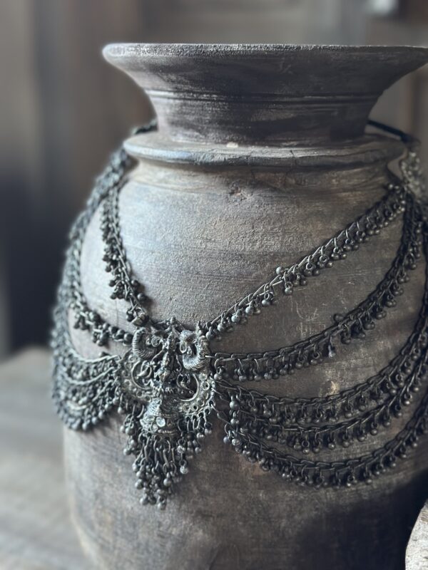 Oude Sobere Houten Kruik Met Ketting - Afbeelding 2