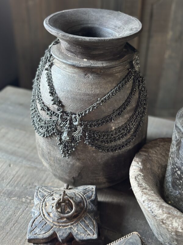 Oude Sobere Houten Kruik Met Ketting - Afbeelding 4