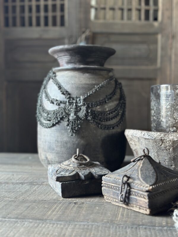 Oude Sobere Houten Kruik Met Ketting - Afbeelding 3