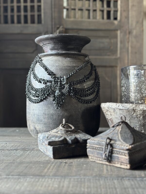 Oude Sobere Houten Kruik Met Ketting