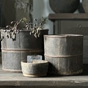 Unieke oude houten bak (rechts)